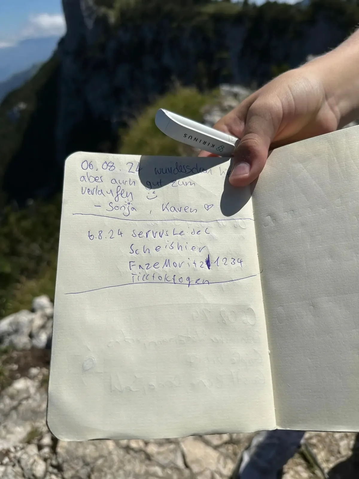 Eine handschriftliche Notiz in einem kleinen Notizbuch, gehalten von einer Hand. Die Einträge stammen vom 06.08.24 und 6.8.24, wobei eine Notiz „wunderschön hier, aber auch gut zum Verlaufen“ lautet.