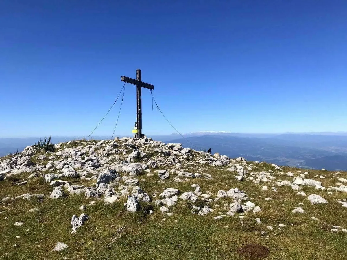 Gipfelkreuz auf der Feistritzer Spitze, mit neugierigen Dohlen