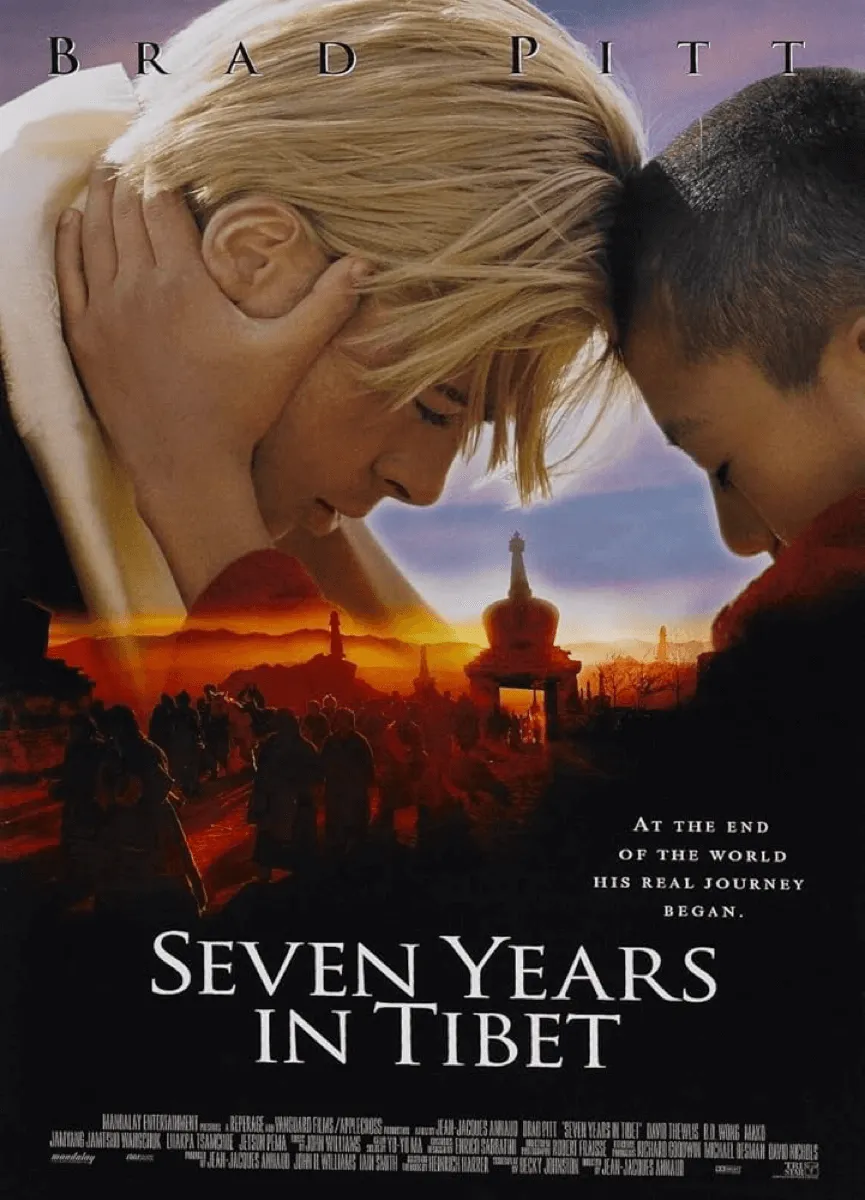 Zwei Menschen, ein Mann und ein jüngerer Mönch, stehen Stirn an Stirn vor einer Landschaft mit Sonnenuntergang, während Text den Film "Seven Years in Tibet" bewirbt.