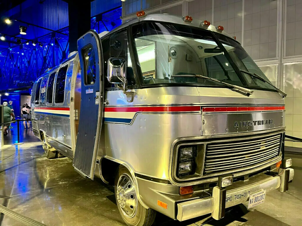 Der sog. Astrovan mit dem die Astronauten zur Rakete gefahren sind.