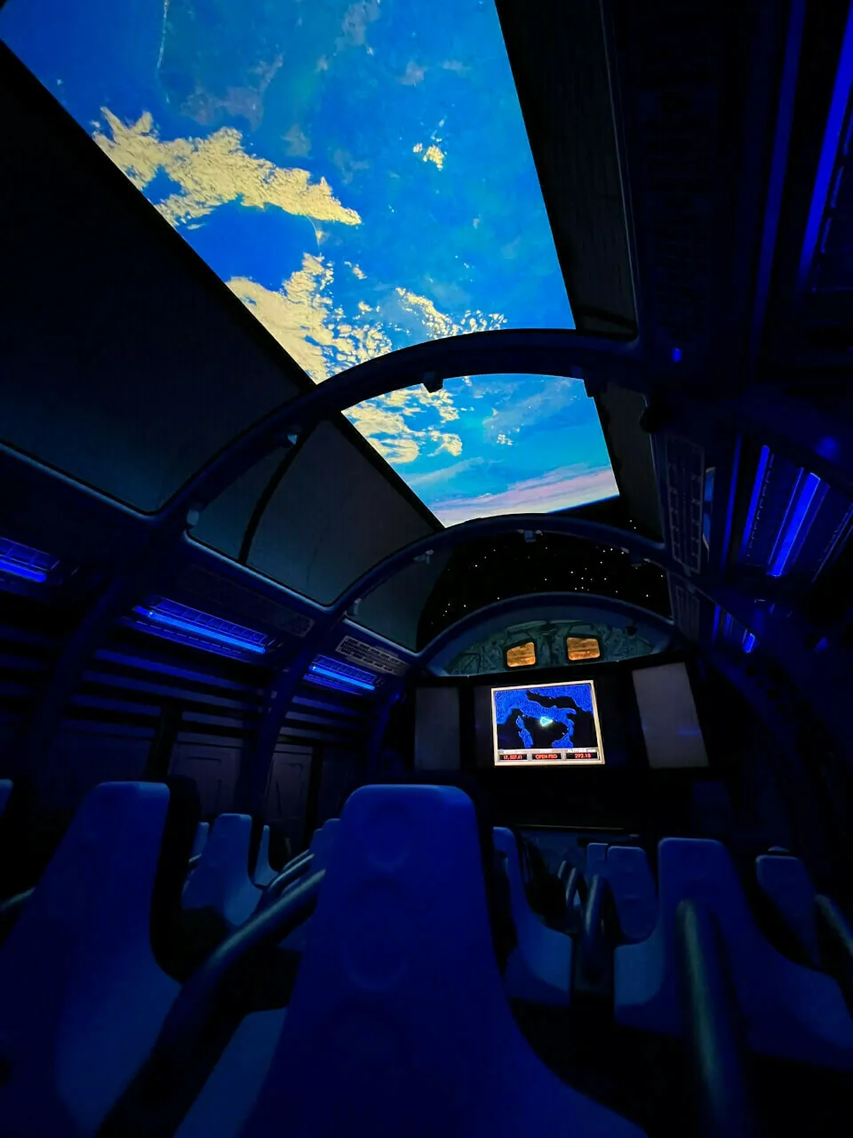 Blick aus dem geöffneten Dach im Space Shuttle Simulator im Kennedy Space Center Florida.