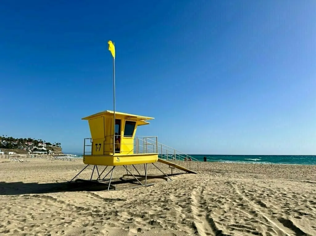 Strandabschnitt mit dem Rettungsschwimmer-Häusschen vor unserem Hotel.