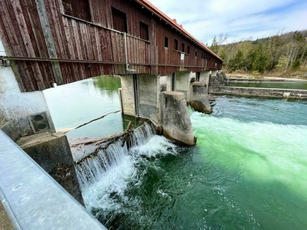 Sehenswerte Wassermassen am Ickinger Stausee