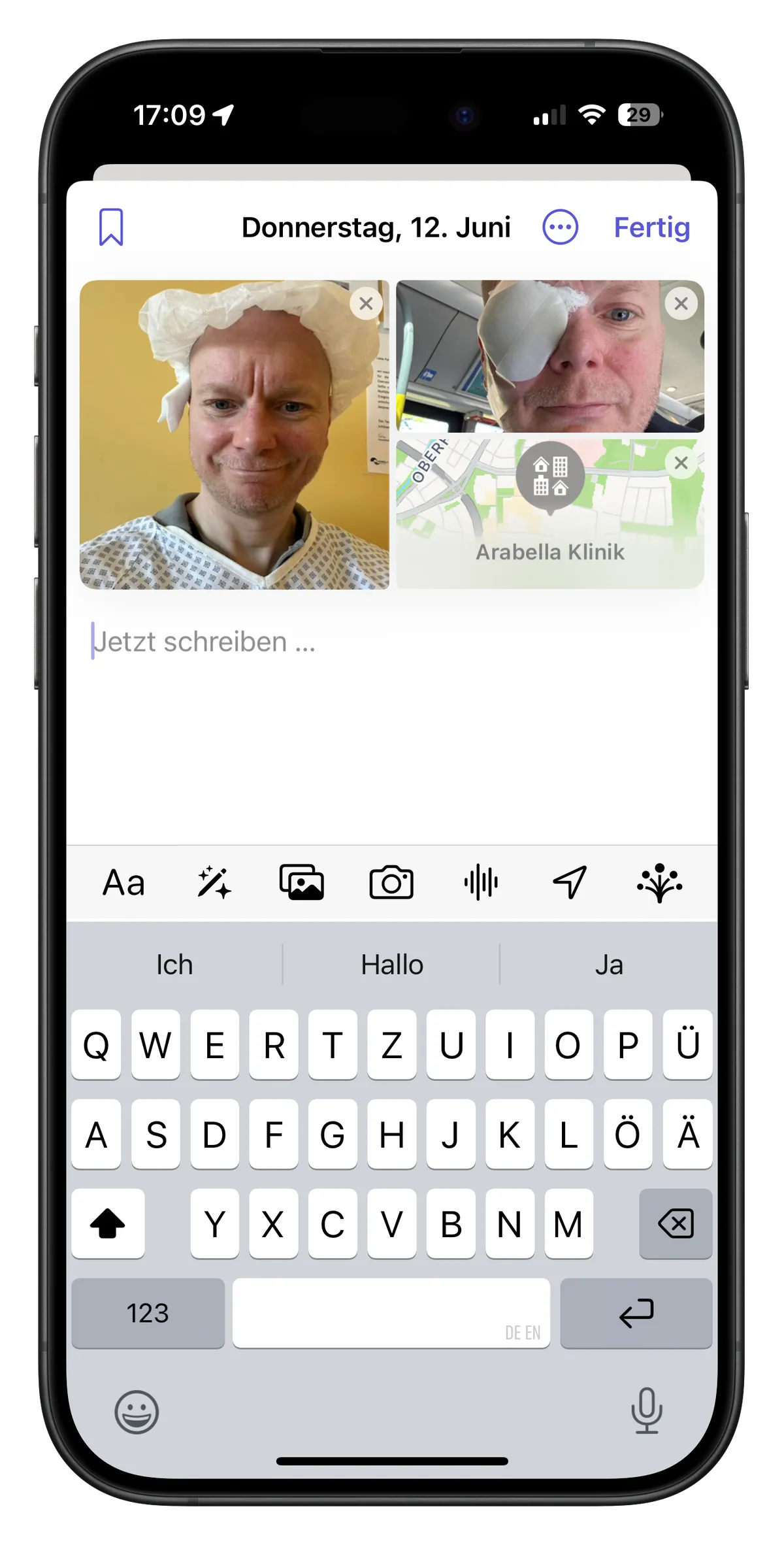 Ein Mann mit einem Verband auf dem Kopf fotografiert sich selbst in einer Klinik, während eine Karte die Arabella Klinik anzeigt.