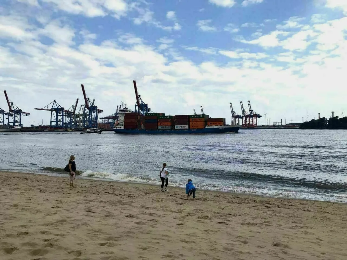 Kinder spielen im Sand am Elbestrand in Hamburg