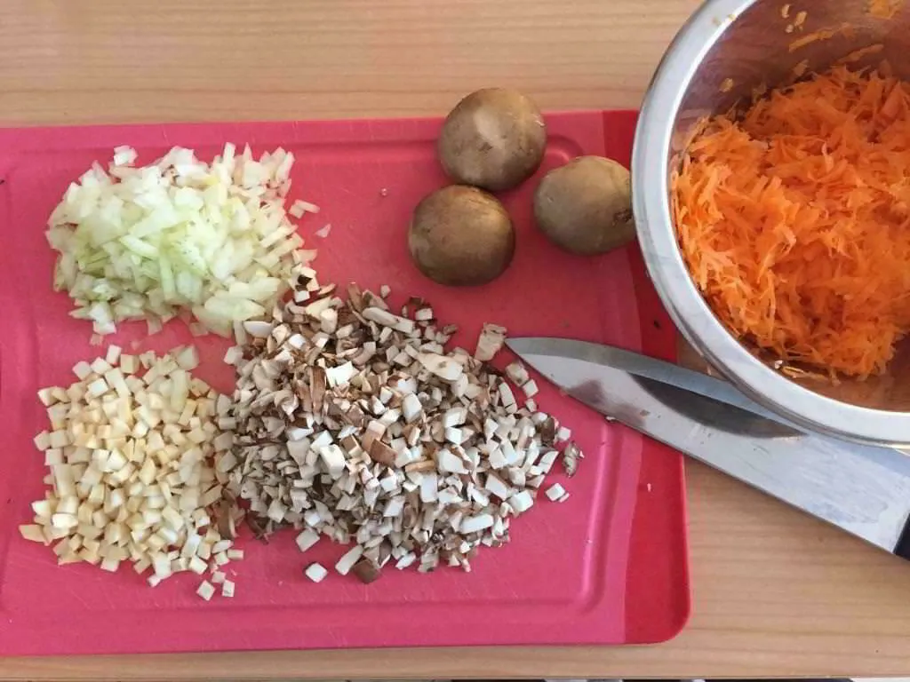 Kleingeschnittenes Gemüse für eine Bolognese-Sauce