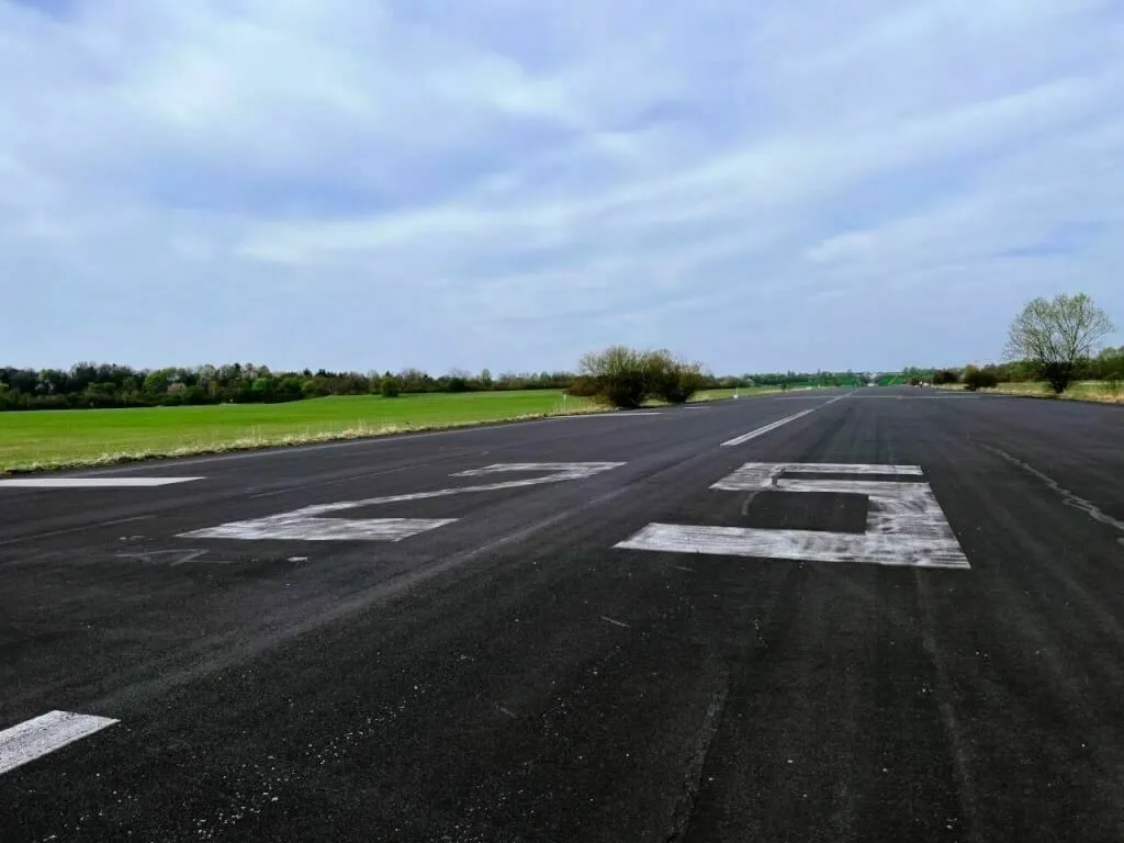 Die ehemalige Start- und Landebahn auf dem Flugplatz Neubiberg