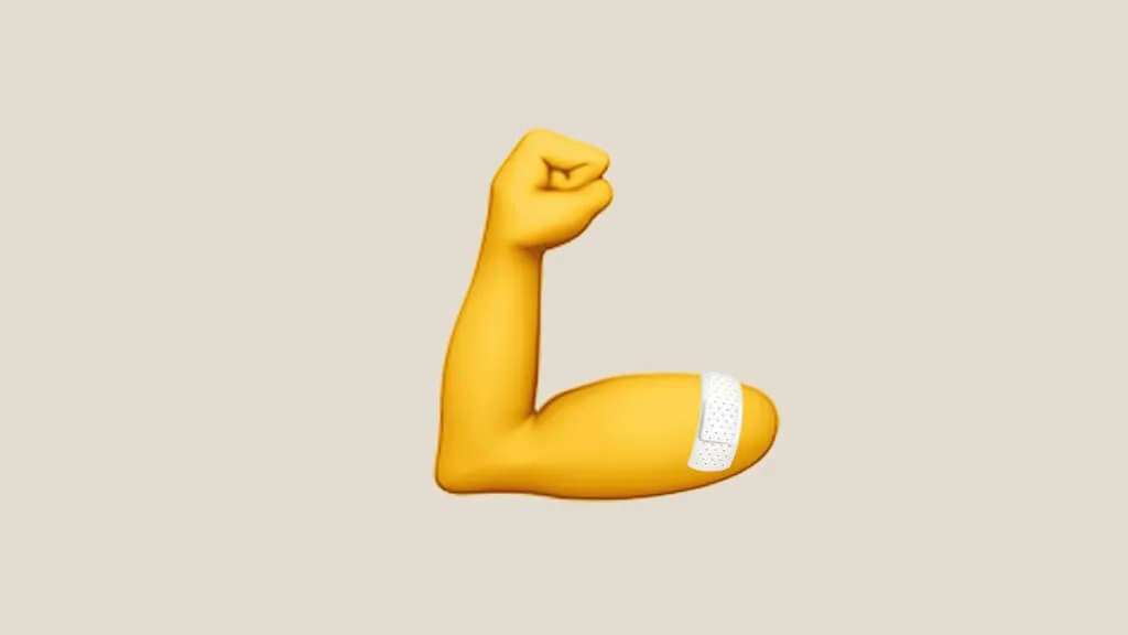 Ein gelbes Emoji eines starken Arms mit einem Pflaster auf dem Bizeps.