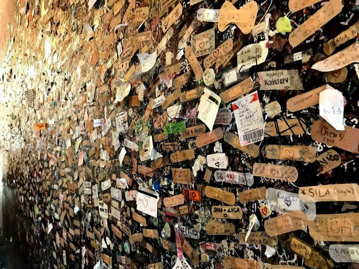 Klebebotschaften mit Liebeserklärungen in der Casa di Giulietta in Verona