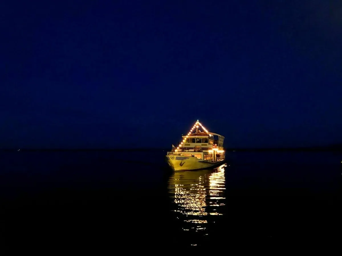 Fähre in der Anfahrt zur Fraueninsel bei Nacht