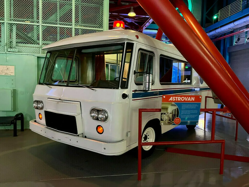 Ein weiterer Astrovan mit dem Astronauten zur Rakete gefahren wurden.