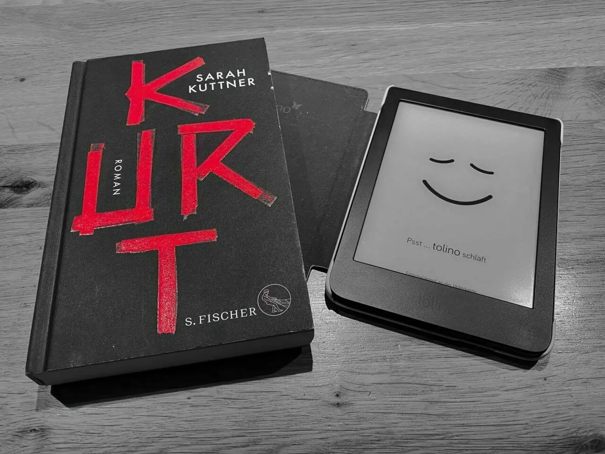 Das Buch Kurt von Sarah Kuttner neben dem Tolino eBook-Reader