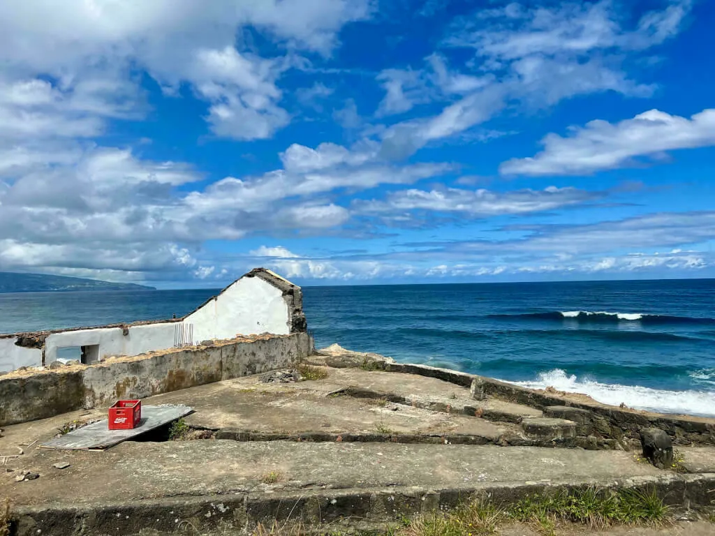 Ein zerfallenes Haus am Strand von Ribeira Grande.
