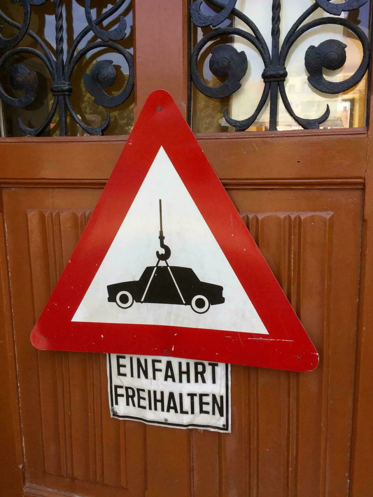 Abschleppschild an einer Ausfahrt in Wien
