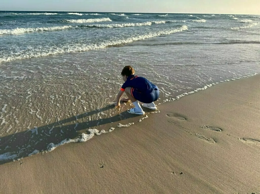Sohnemann mit weißen Socken am Strand von Fuerteventura.