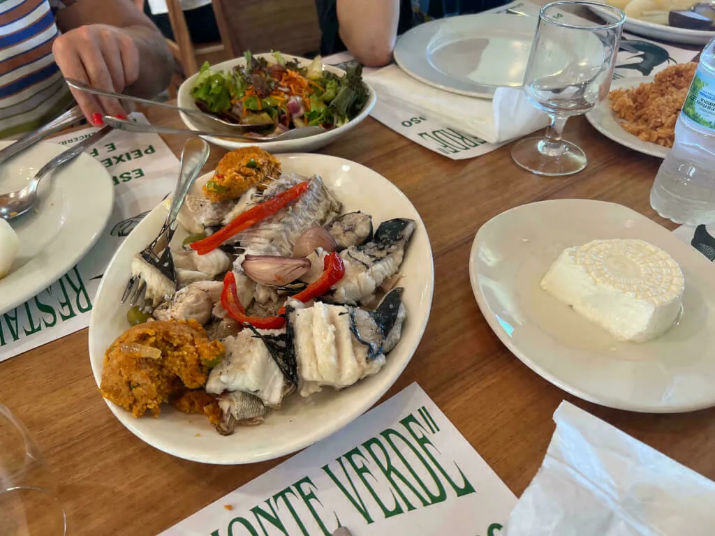 Ein typisches Fischgericht aus einer heißen Quelle. Riecht und schmeckt nach Schwefel.