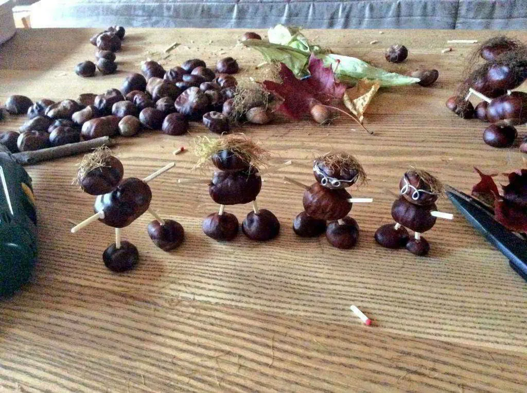 Eine aus Kastanien und anderen herbstlichen Utensilien gebastelte Familie