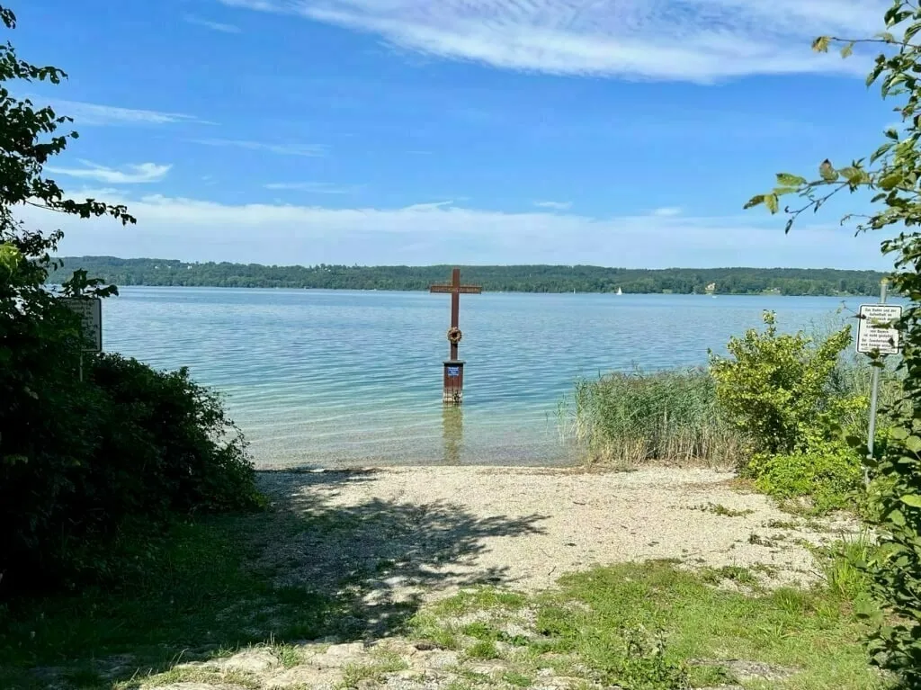 Das Kreuz im Starnberger See das die Stelle kennzeichnet, an der König Ludwig II. tot im Wasser gefunden wurde.