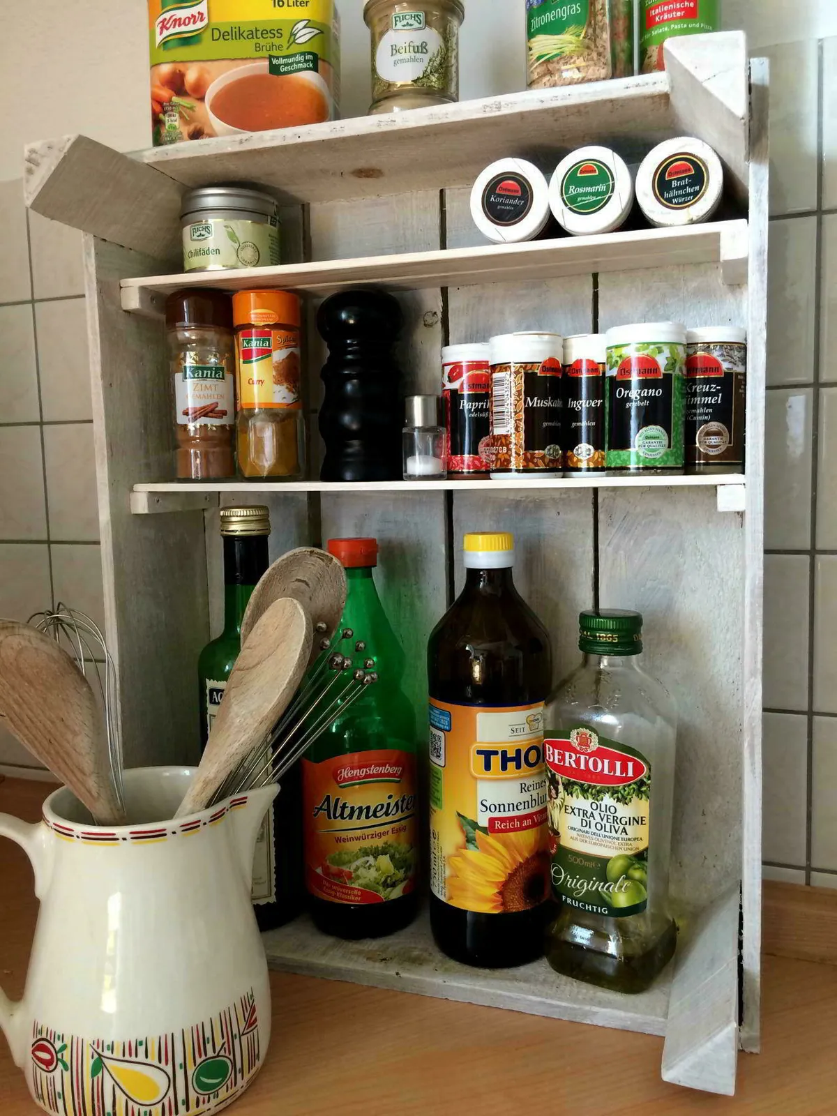 Gewürzregal aus einer alten Obstkiste