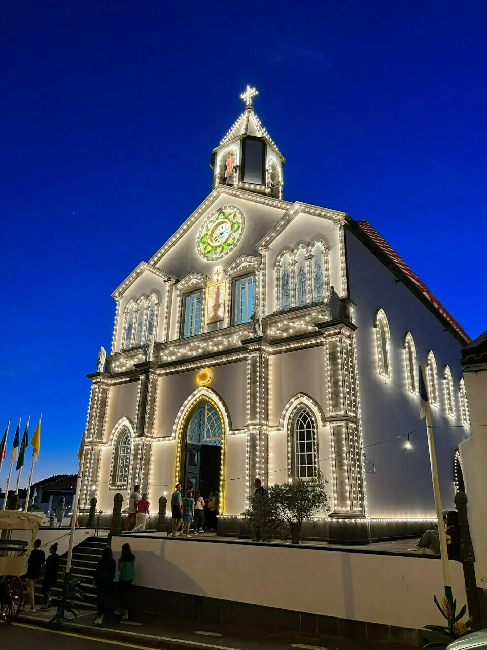 Eine wunderschön beleuchtete Kirche auf den Azoren bei Nacht.
