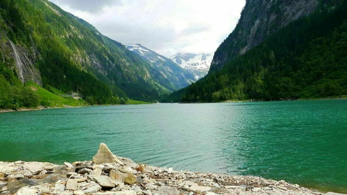 Blick auf den Stillupstausee und die Berge