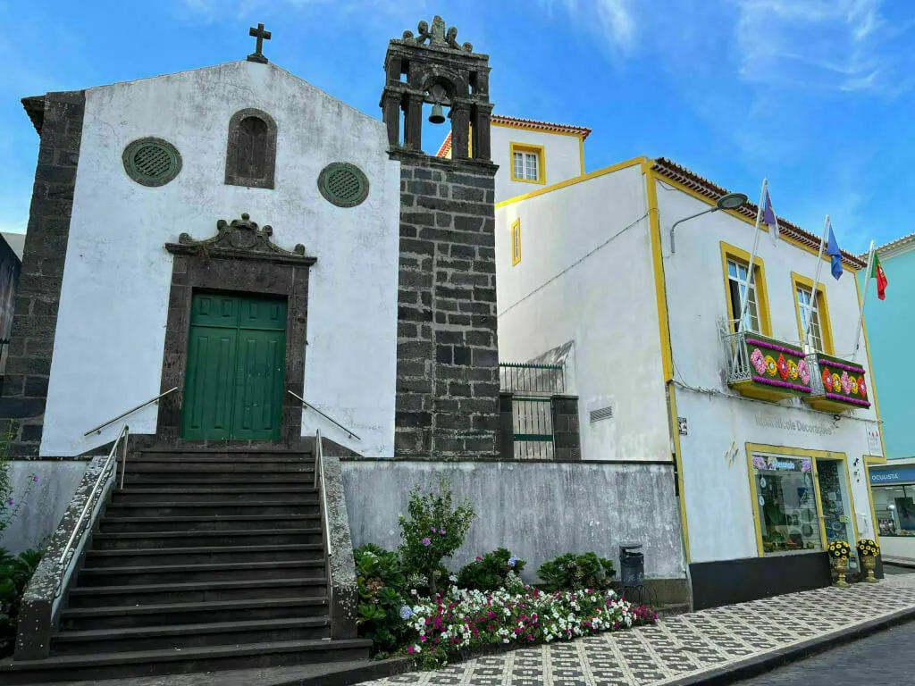 Eine pittoreske Kirche in Ponta Delgada.