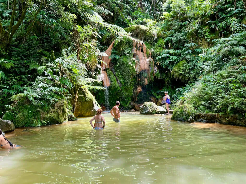 Der berühmte Wasserfall im Naturschutzpark Centro de Interpretação Ambiental da Caldeira Velha.