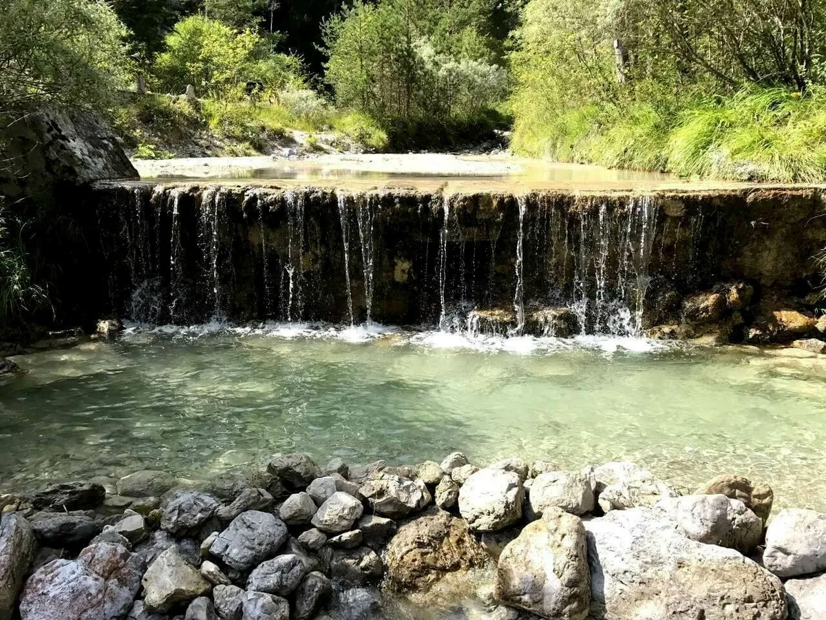 Künstlich angelegte Terrassen und Staustufen im Bergbach