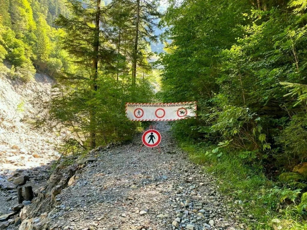Absperrung in der Jenbachklamm nach einer Großrutschung in 2021