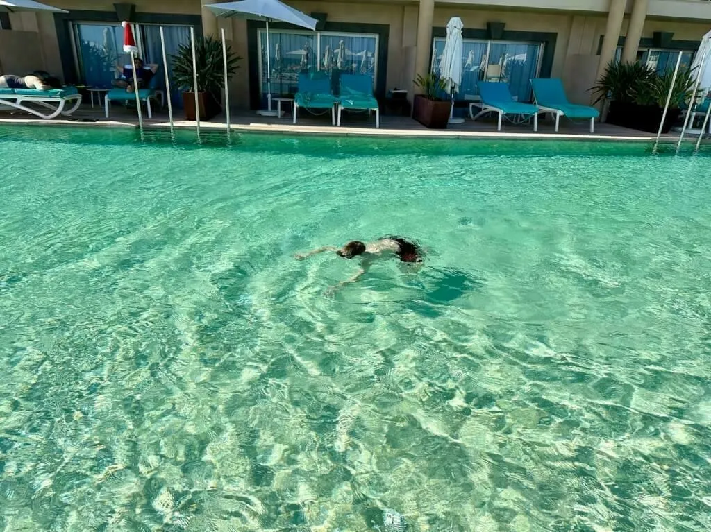 Der 12-Jährige taucht im Meerwasserpool vom Hotel Iberostar Palace, Fuerteventura.