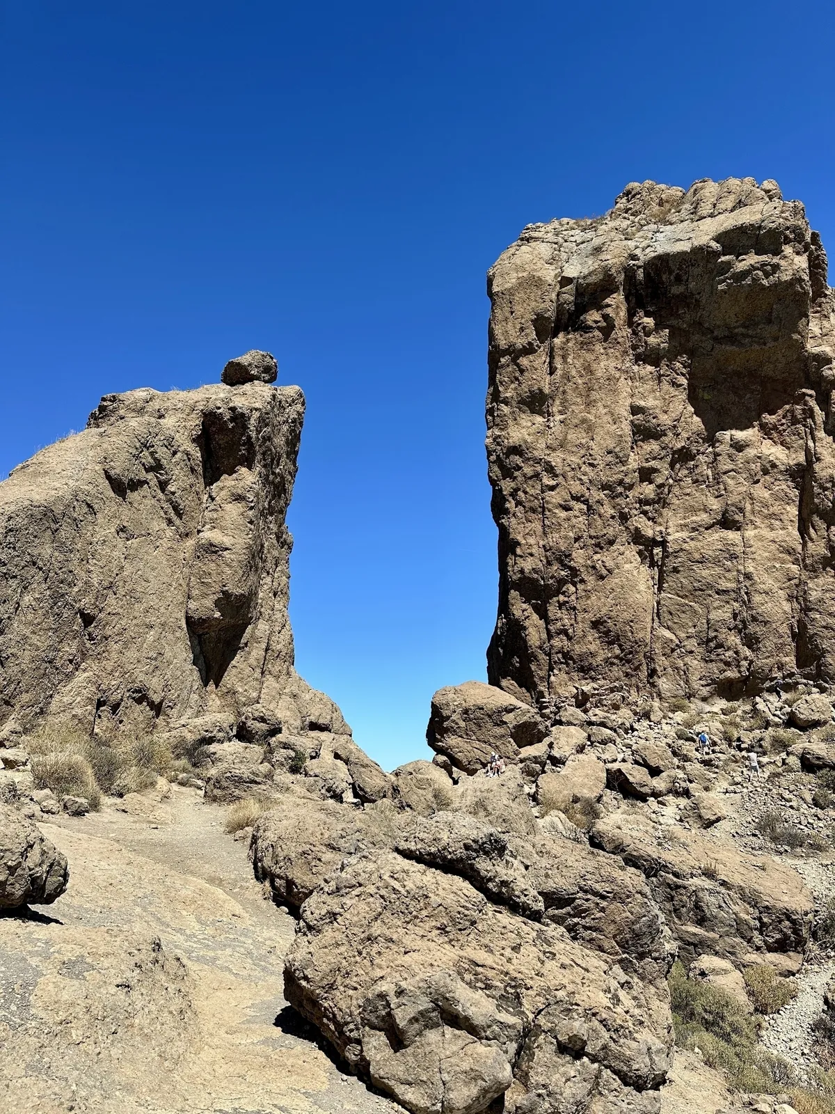 Der Roque Nublo ragt unter einem klaren blauen Himmel empor.
