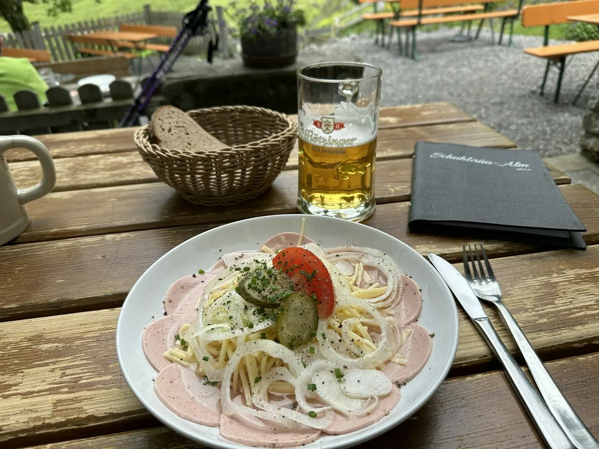 Blick ins Tal bei Nebelauflockerung mit grünen Hügeln.
