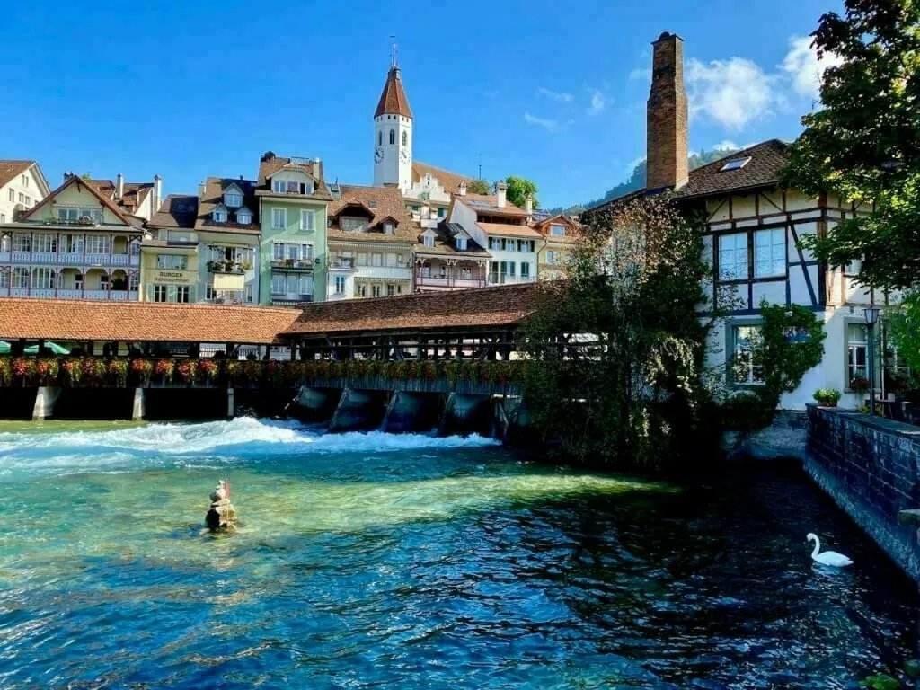 Blick auf die Thuner Altstadt mit dem Wehr der Aare im Vordergrund