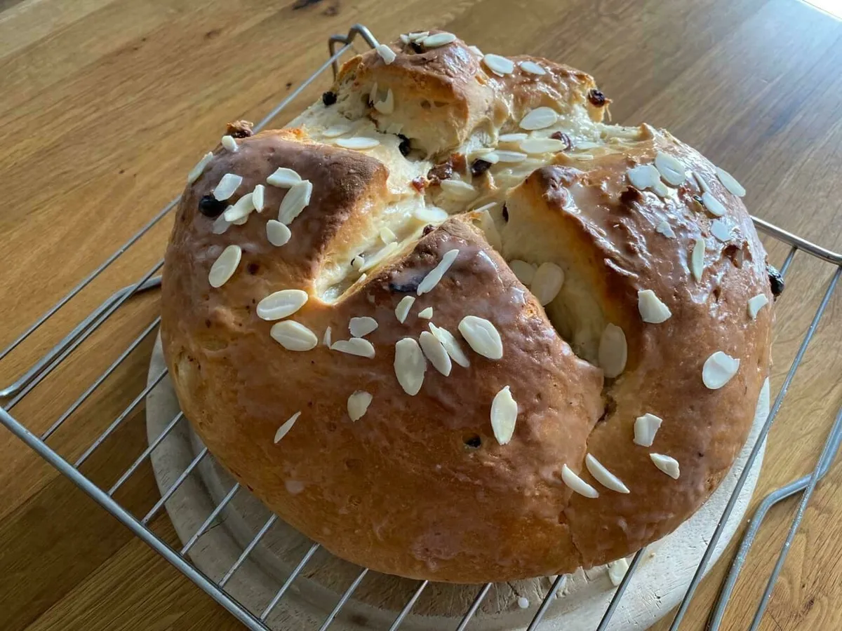 Selbstgebackenes Osterbrot