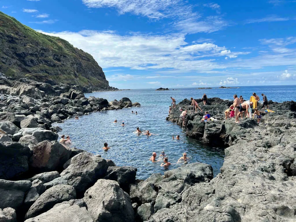 Baden in der heißen Quelle bei Ponta da Ferraria.