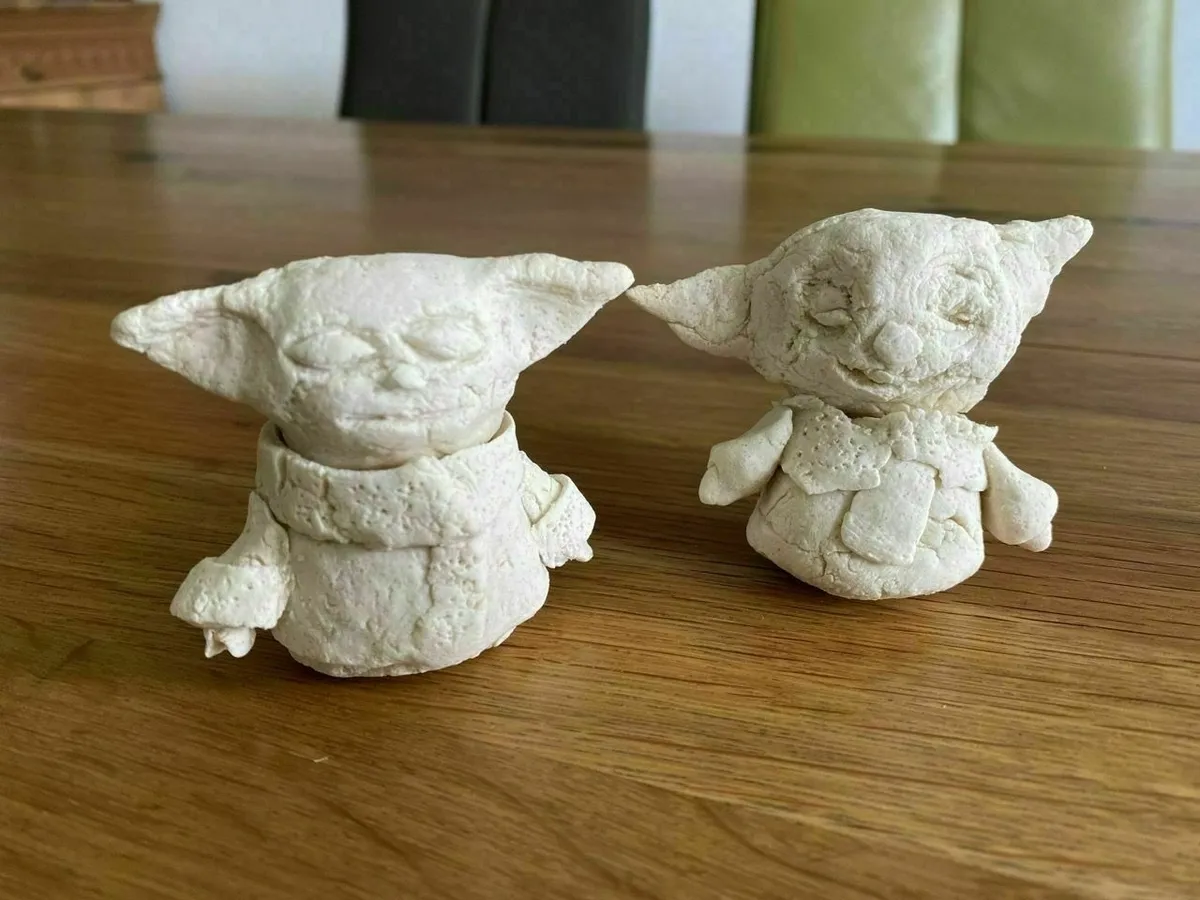 Noch unbemalte Baby-Yodas aus Salzteig