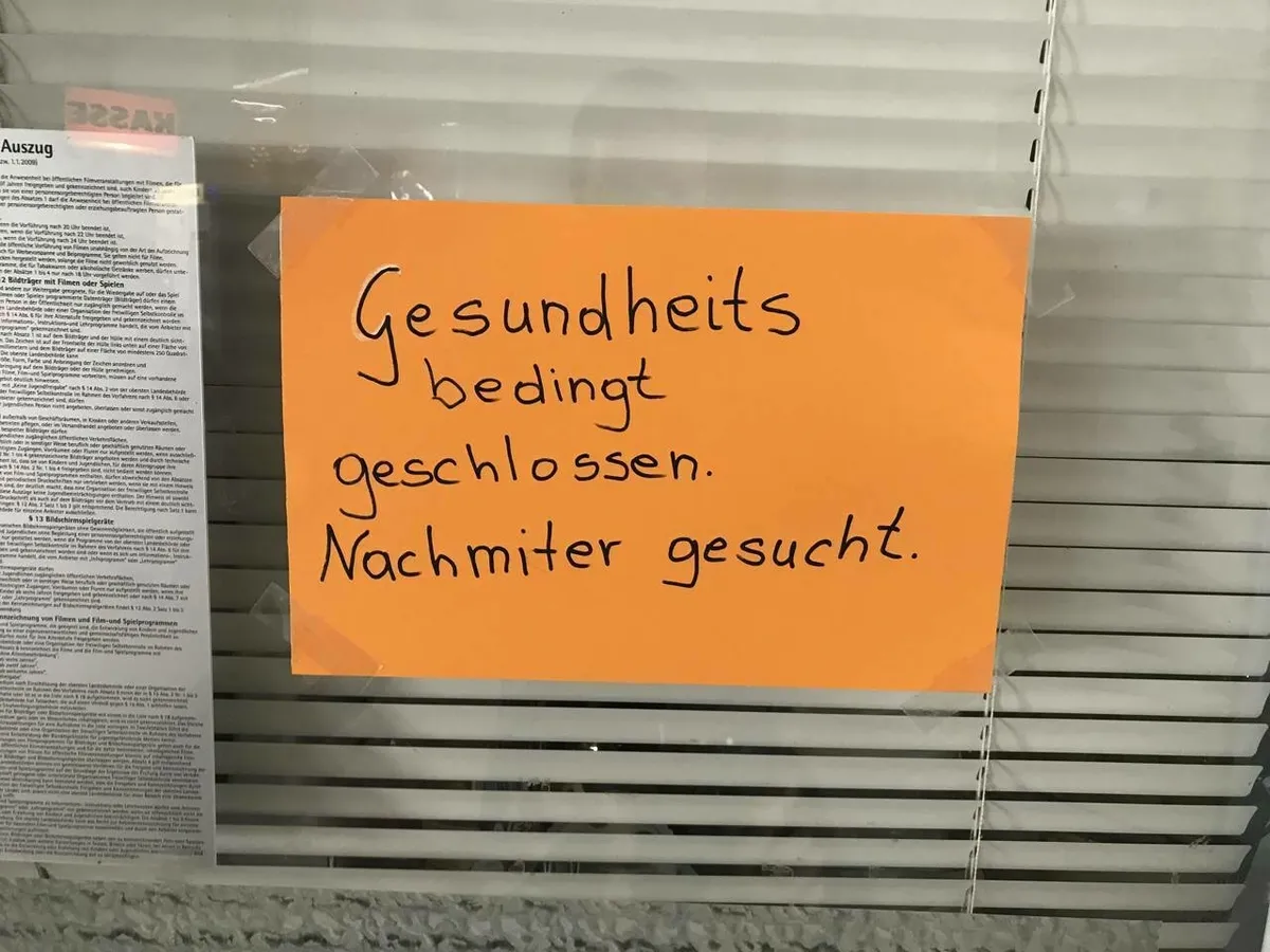Ein Schild mit dem Text "Gesundheitsbedingt geschlossen" in einem Schaufenster