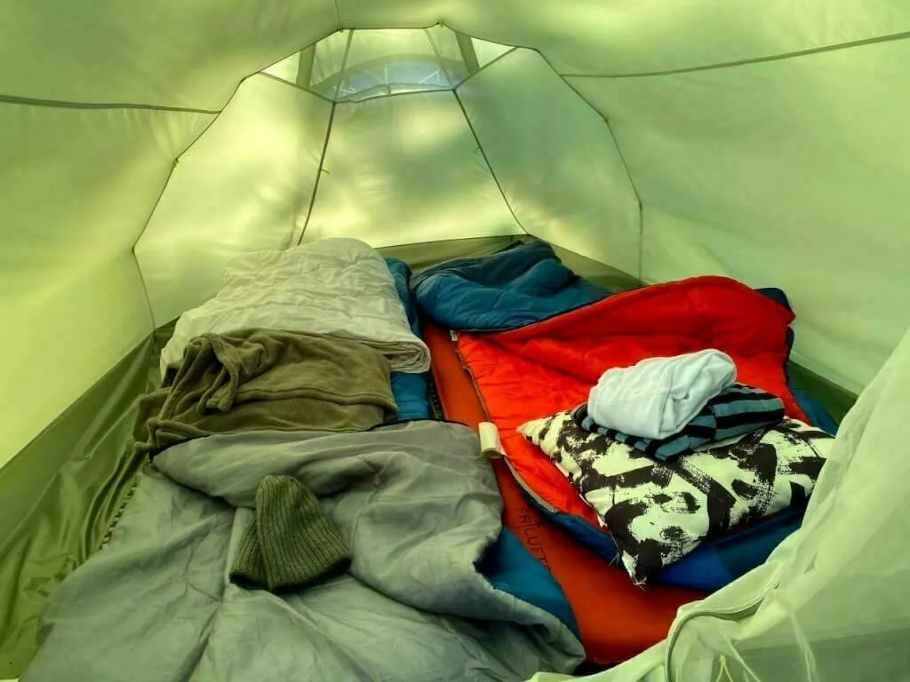 Blick ins Tunnelzelt, mit den guten Matratzen und den zusätzlichen Decken