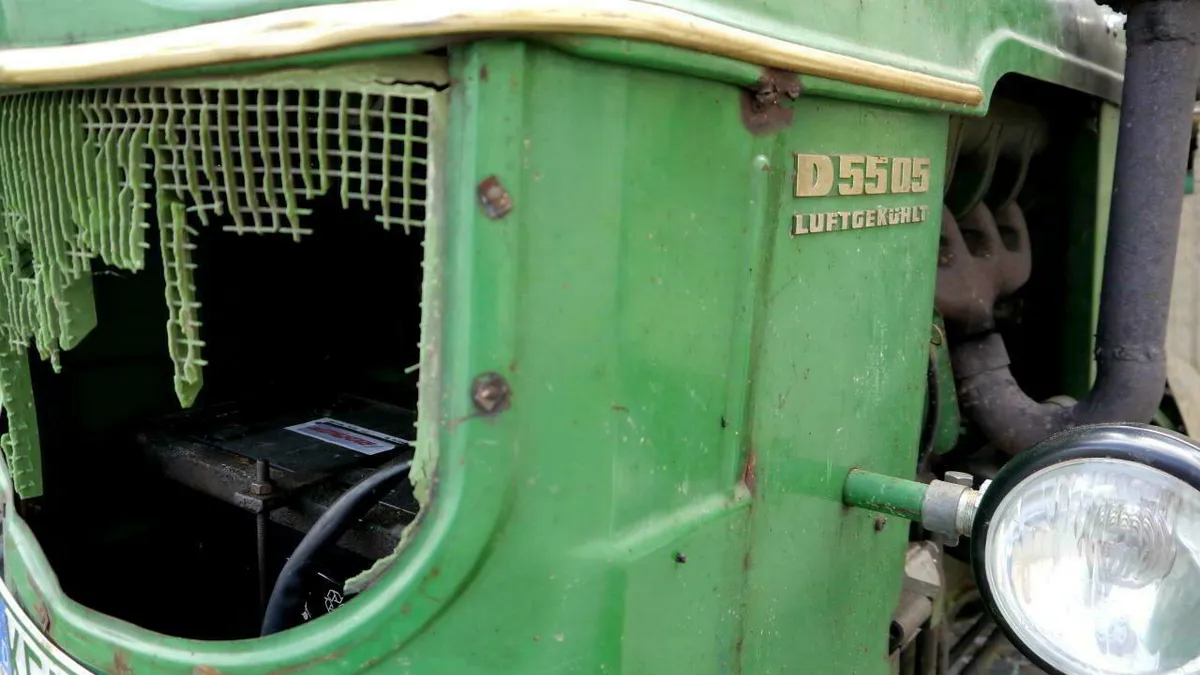 Die leicht lädierte Schnauze eines grünen Deutz D5504 Traktors