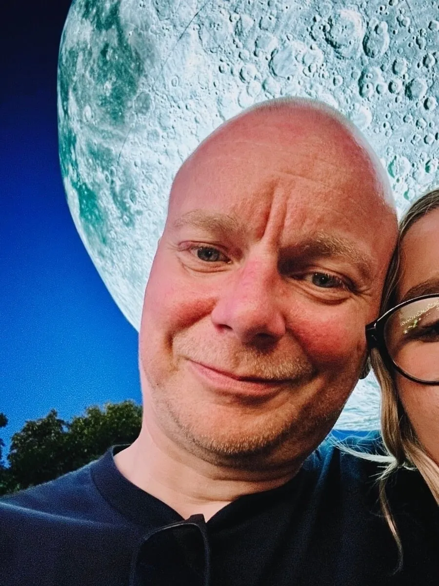 René Fischer lächelt in die Kamera vor einem Hintergrund mit einem großen Mond und tiefblauem Himmel. Am Rand sieht man die 17-Jährige.