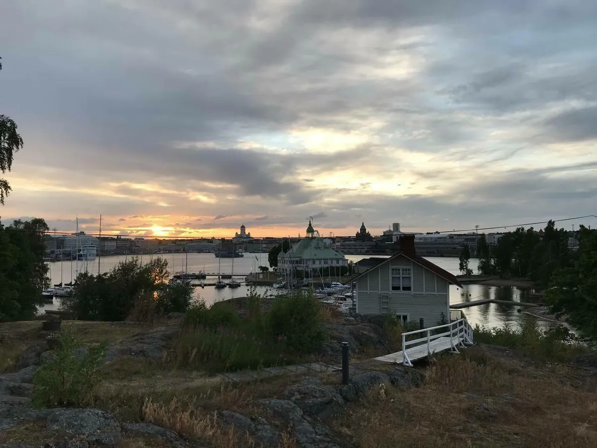 Blick von einer Insel auf das abendliche Helsinki