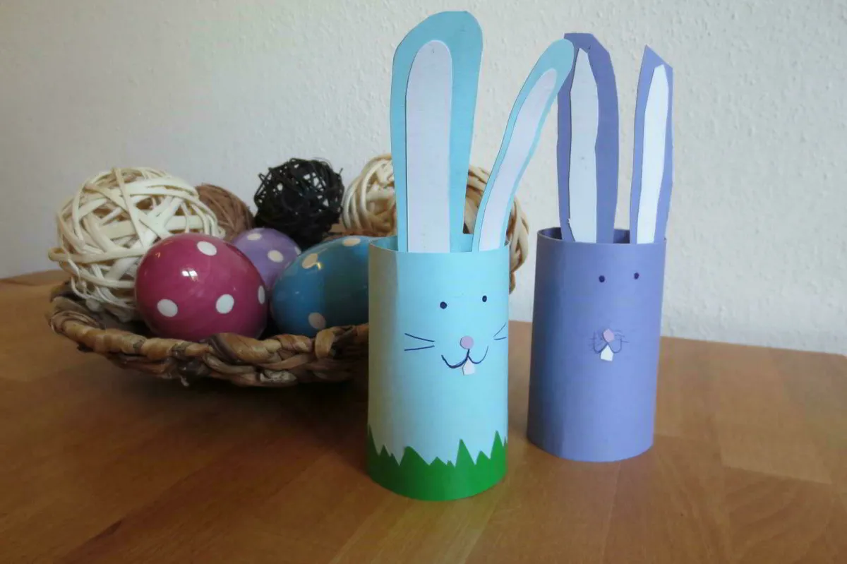 Aus leeren Toilettenpapierrollen hergestellte Osterbastelei in Form von Hasen