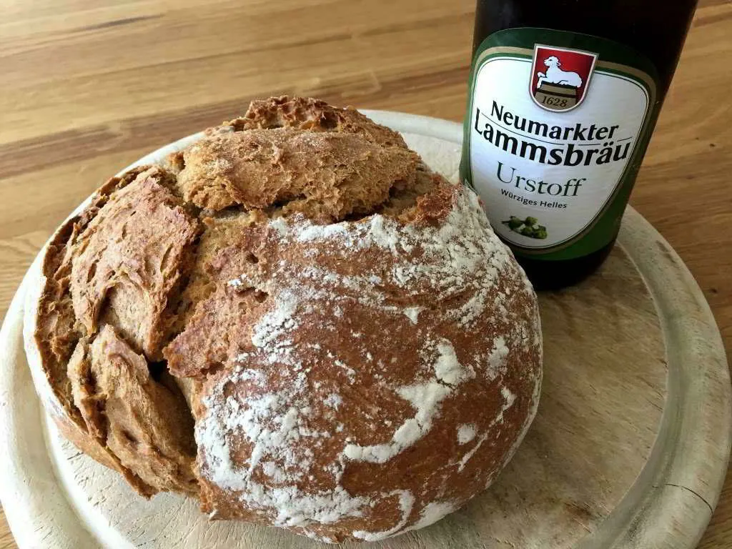 Frisches Brot mit einer Flasche Neumarkter Lammsbräu