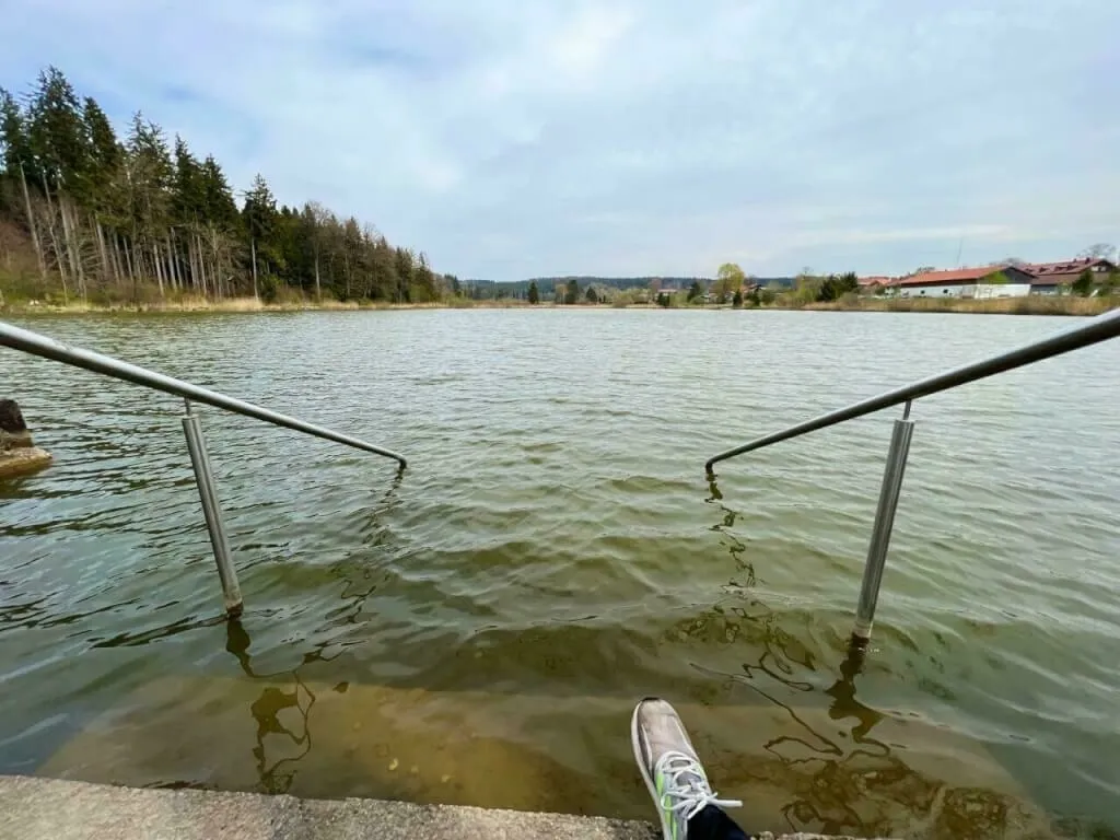 Pause am Aufhofener Badeweiher. Schade, dass es zu kalt für eine Badepause war.