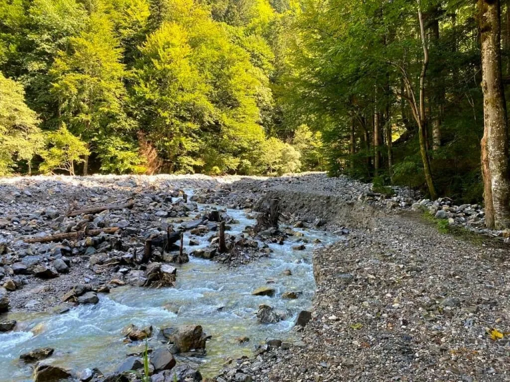 Weggespülter Wanderweg in der Jenbachklamm nach einer Großrutschung