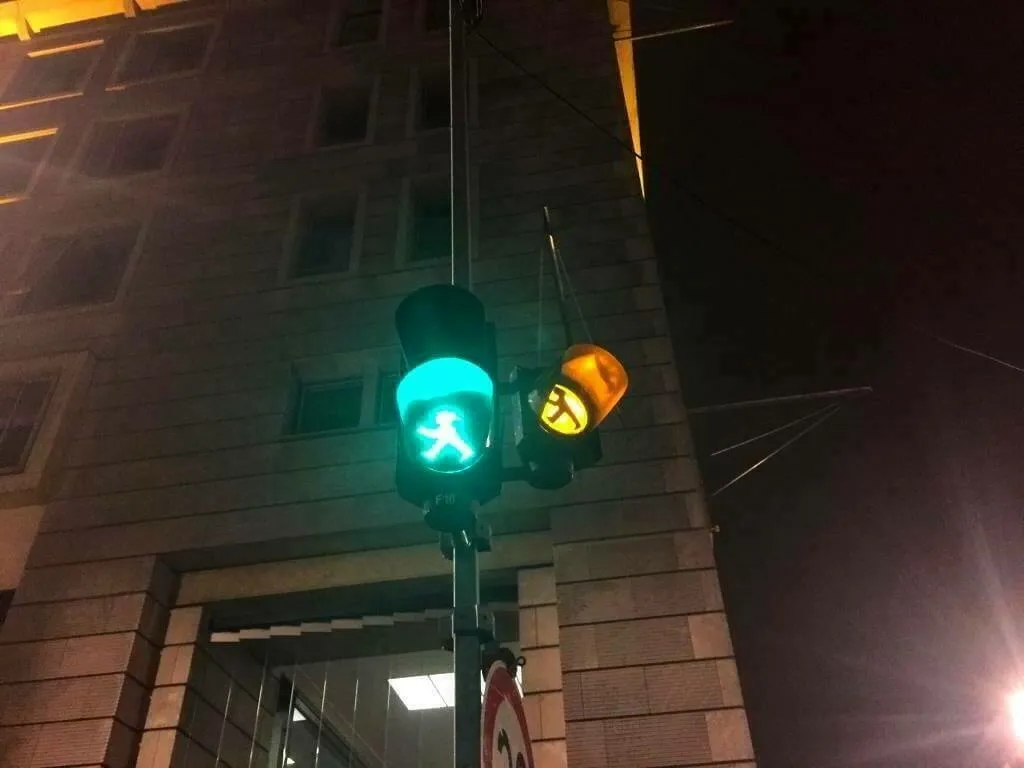 Ampelmännchen in einer Berliner Ampel bei Nacht