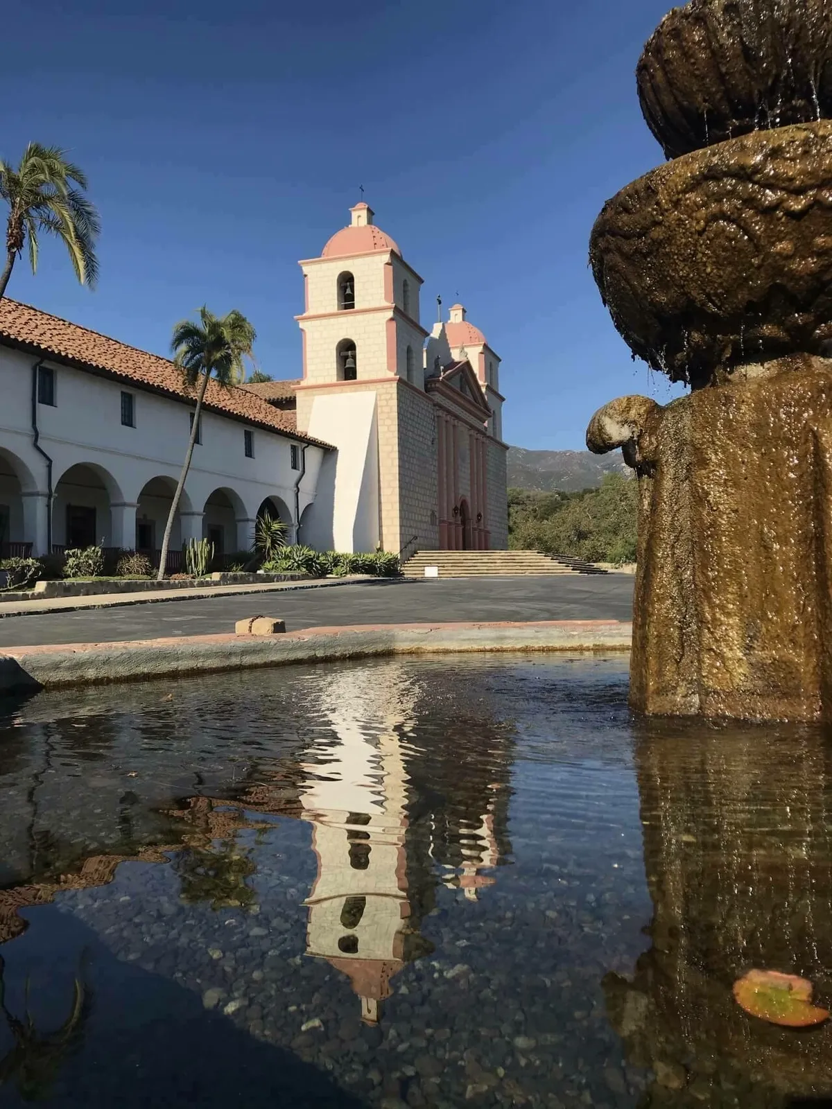 Die Old Mission in Santa Barbara, mit Spiegelung im Brunnen