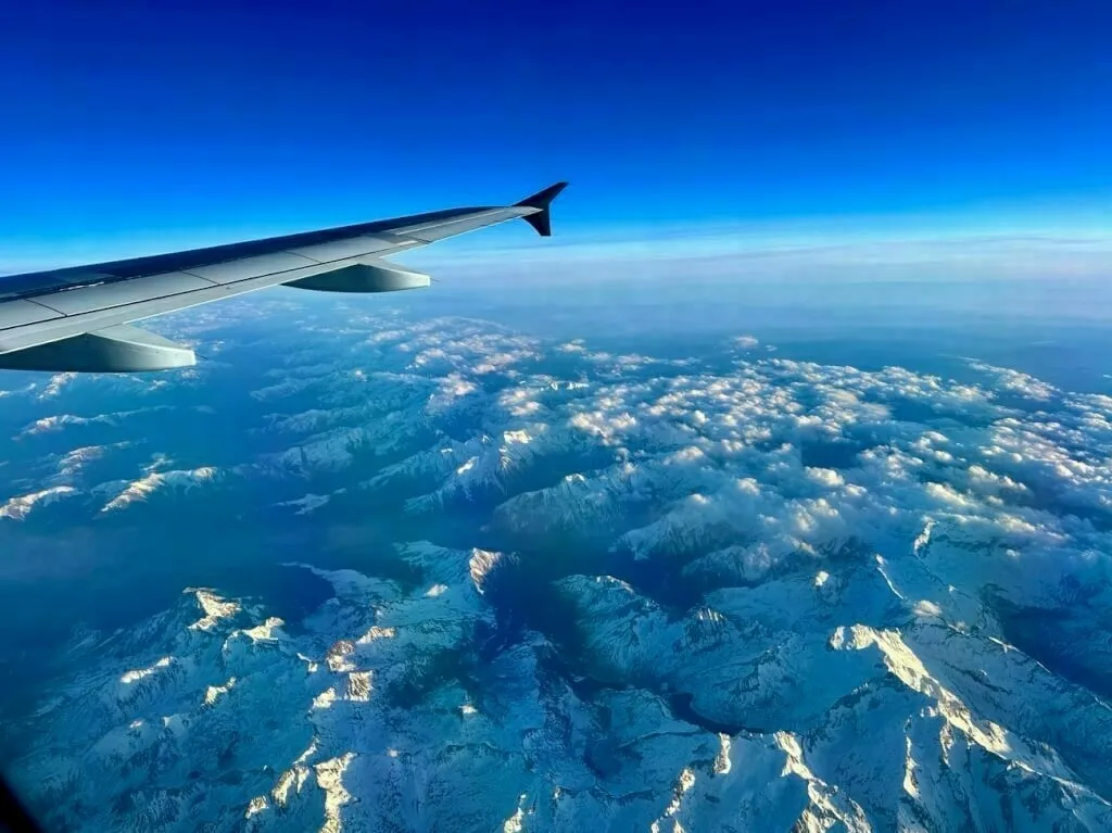 Blick auf die schneebedeckten Kuppen der Pyrenäen von Flug DE1413 aus.