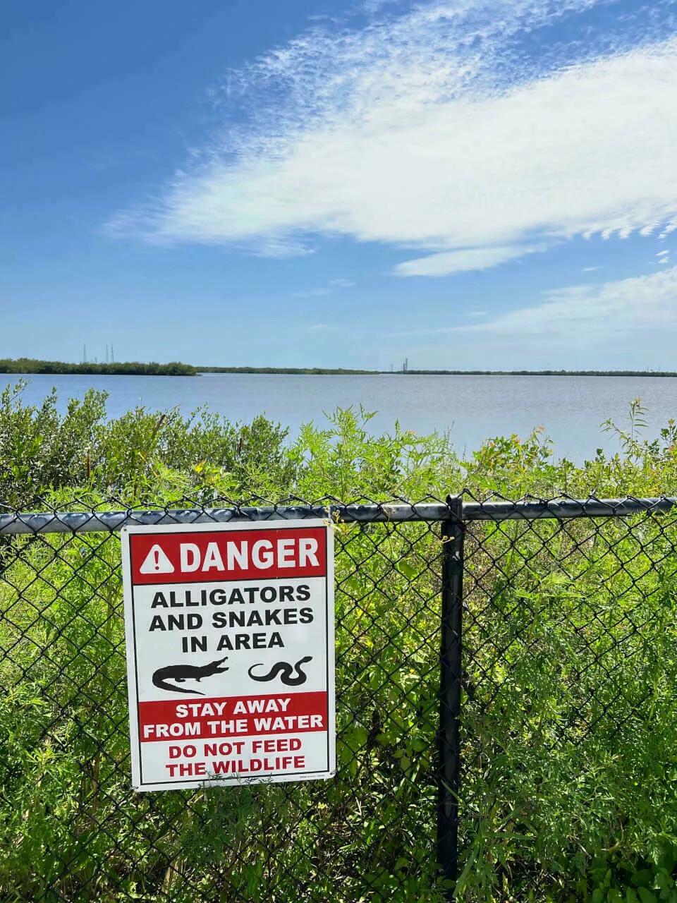 Blick auf die Startplätze im Cape Canaveral vom Kennedy Space Center aus.