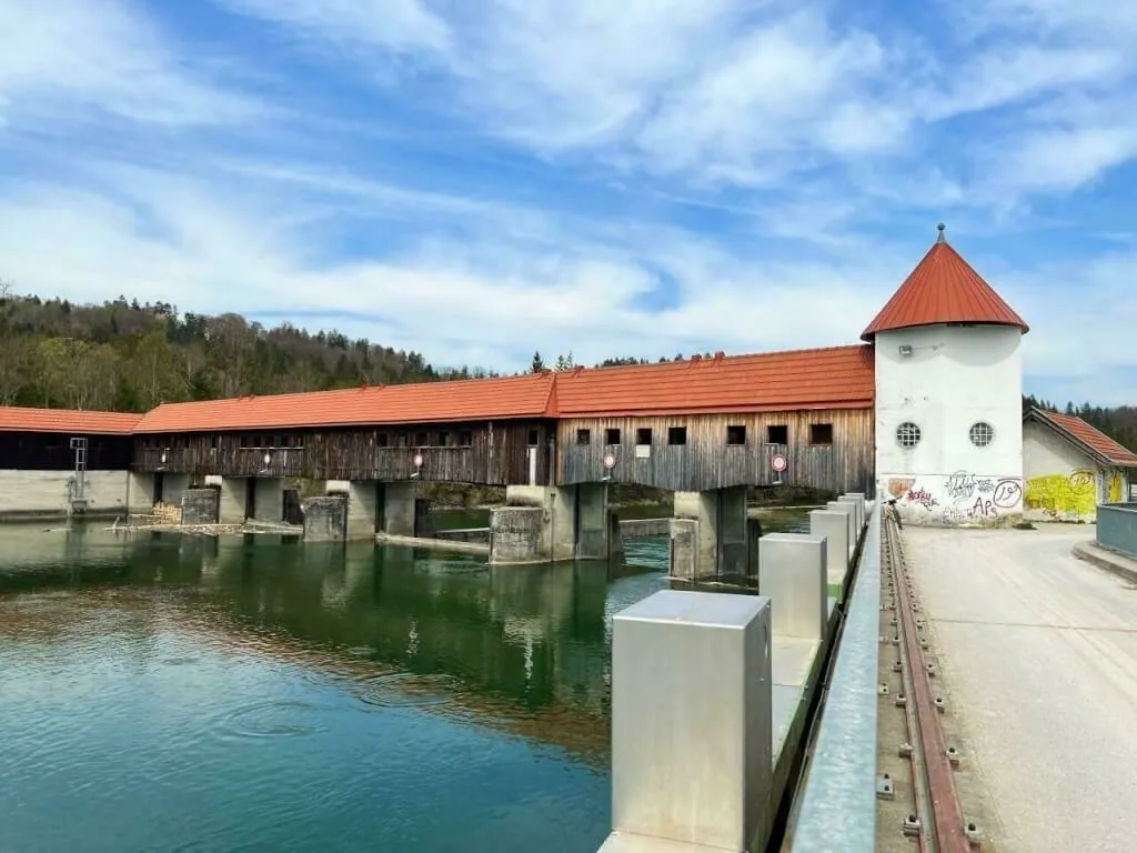 Das Stauwehr des Ickinger Stausees